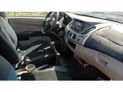 LOTE 002 - CAMIONETA MMC