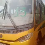 LOTE 013 - VW/ 15.190, Ônibus escolar, cor amarela, placa OUD-8548, a diesel, ano fab/mod. 2012/2013, chassi 9532E82WXDR307635, Renavam 506205657 (Transferência por Declaração - S/CRV). DPVAT 8,08 + MULTAS 85,12