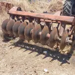 LOTE 017 - TRATOR SOBRE RODAS