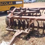 LOTE 017 - TRATOR SOBRE RODAS