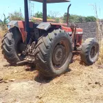 LOTE 017 - TRATOR SOBRE RODAS